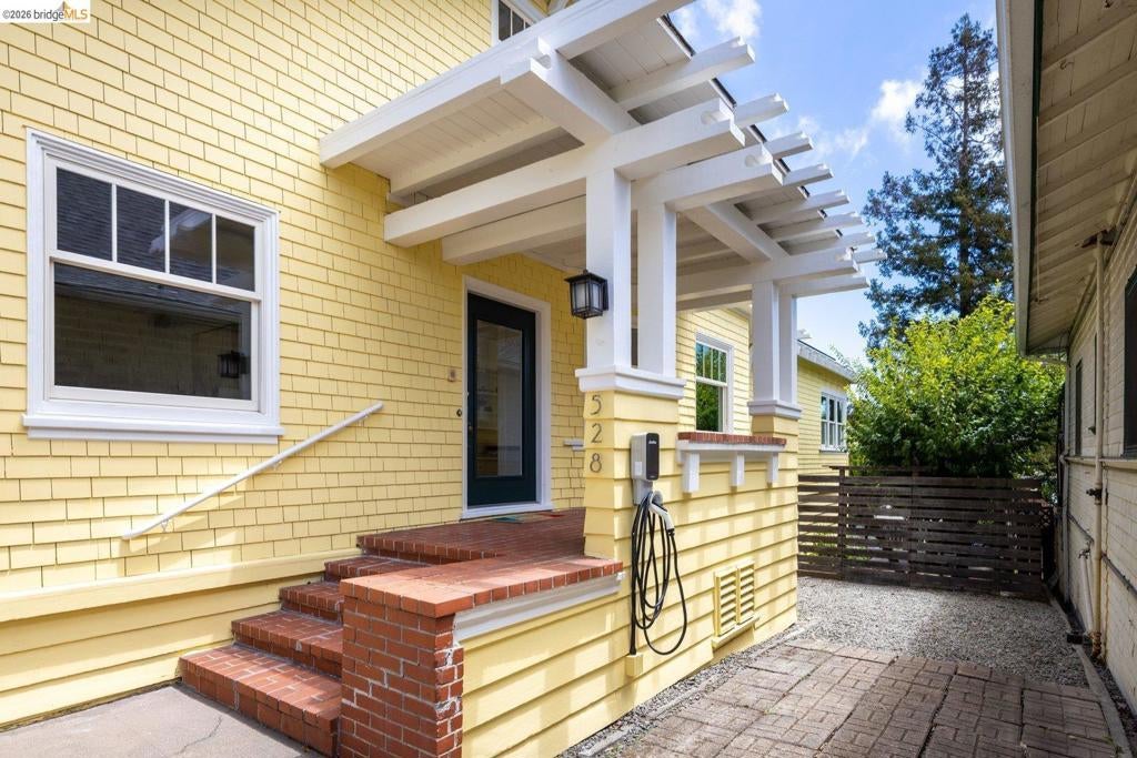 528 Haddon Rd RD, Oakland CA 94606