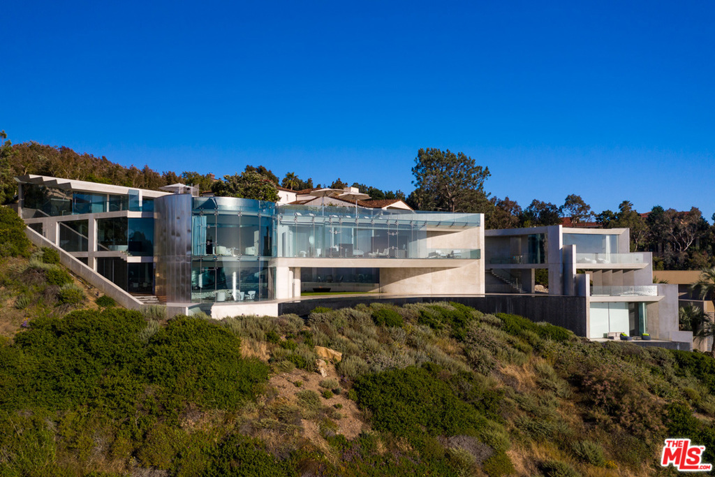 Razor House was named after Razor Point- fitting for a property that pays homage to a cinematic landscape where cliffs meet the infinity of the ocean. White concrete, stainless steel and glass rise in a cantilevered design, offering some of the most hypnotic panoramas of the Pacific. Nature passes through the house via floor to ceiling walls of glass. A detached guesthouse and stunning outdoor terraces, including a rooftop entertaining space.