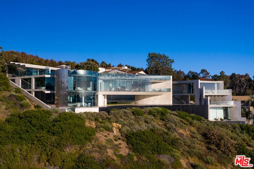 Razor House was named after Razor Point- fitting for a property that pays homage to a cinematic landscape where cliffs meet the infinity of the ocean. White concrete, stainless steel and glass rise in a cantilevered design, offering some of the most hypnotic panoramas of the Pacific. Nature passes through the house via floor to ceiling walls of glass. A detached guesthouse and stunning outdoor terraces, including a rooftop entertaining space.