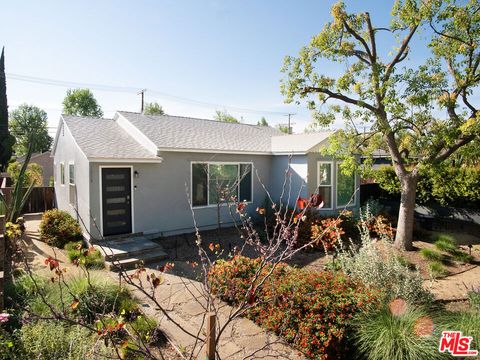 Photo of 6413 White Oak Avenue, Reseda, CA 91335 (MLS # 26672963)