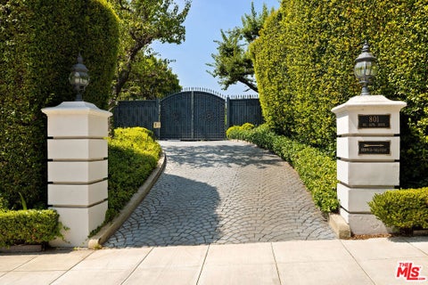 Photo of 801 N Alta Drive, Beverly Hills, CA 90210 (MLS # 26991913)