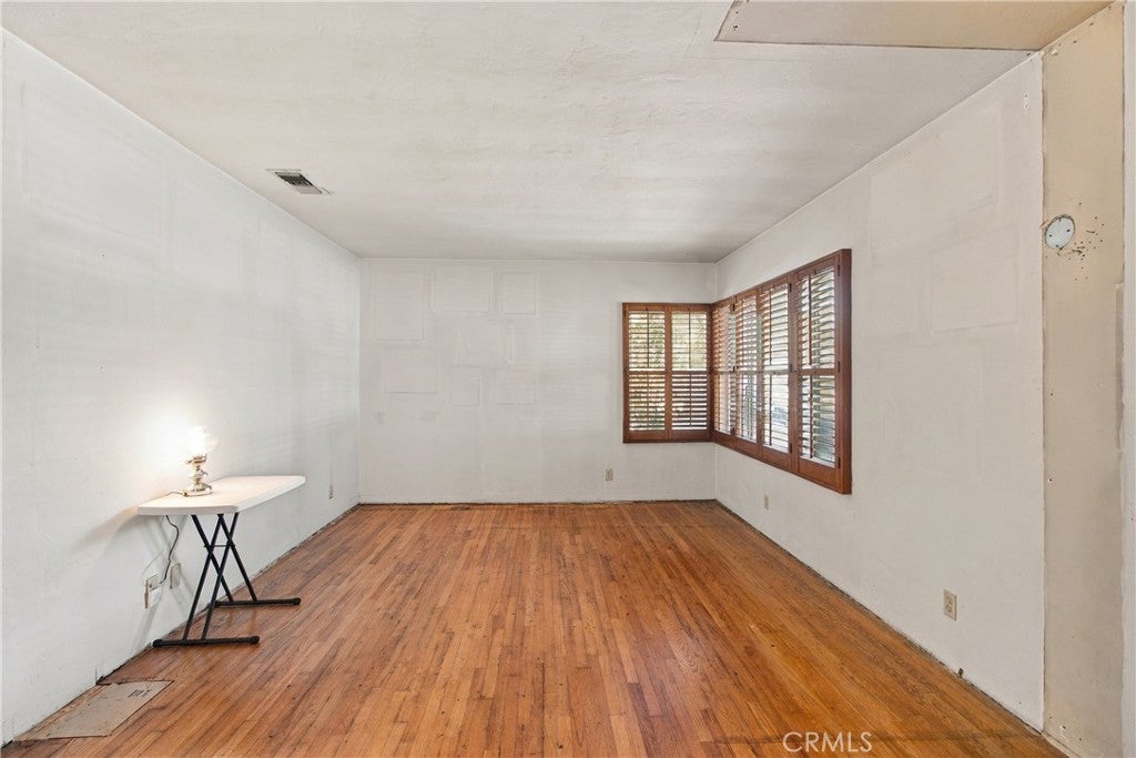 2043 N Maple