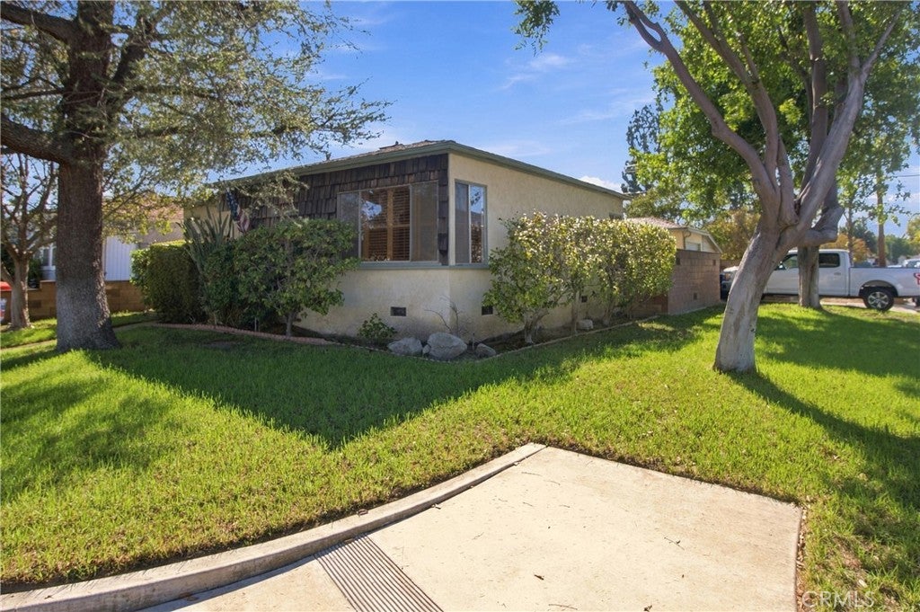 2043 N Maple
