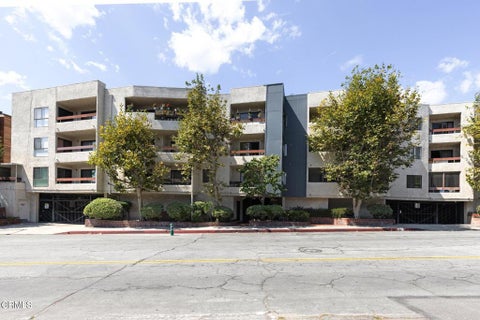 Photo of 1037 N Vista Street #202, West Hollywood, CA 90046 (MLS # P1-28561)