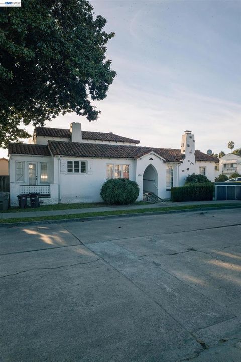 Photo of 5685 Carberry Ave Ave, Oakland, CA 94609 (MLS # 41130915)