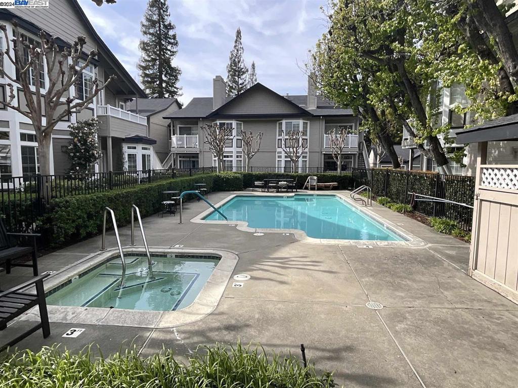 ALAMOVIGES - Residential Lease