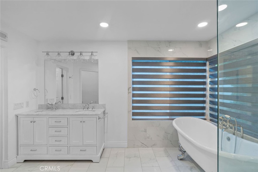 13800 Glenoaks Boulevard