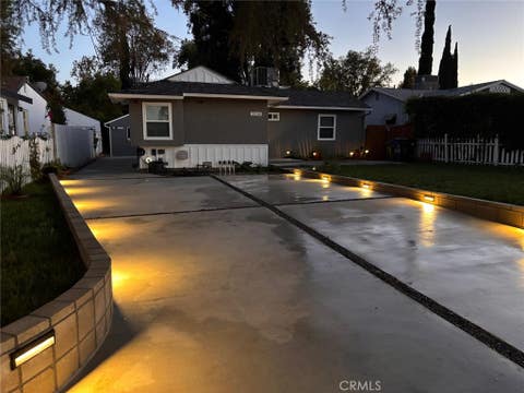 Photo of 23130 Victory Blvd, Woodland Hills, CA 91367 (MLS # SR26187306)