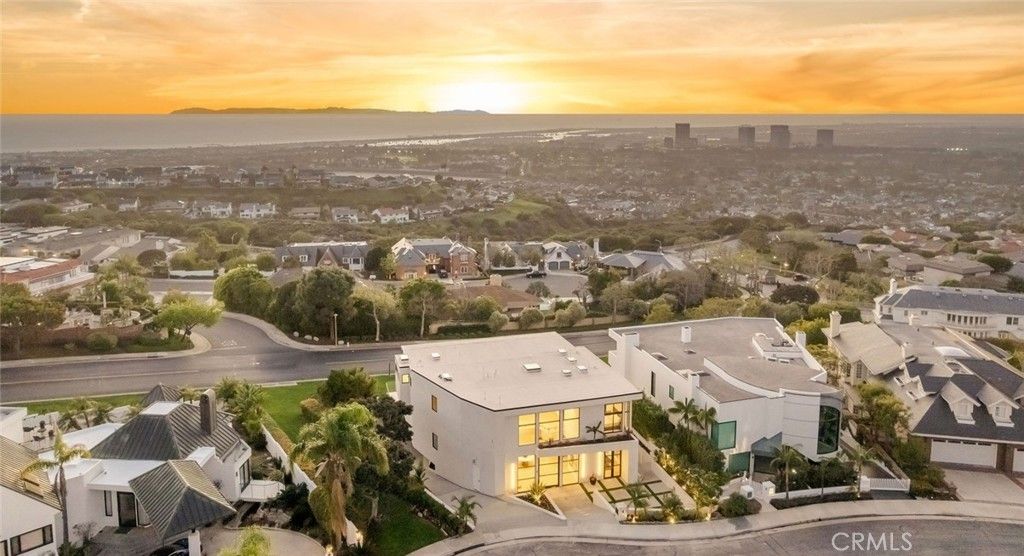 Photo of 4 Geneve, Newport Beach, CA 92660 (MLS # OC26036352)