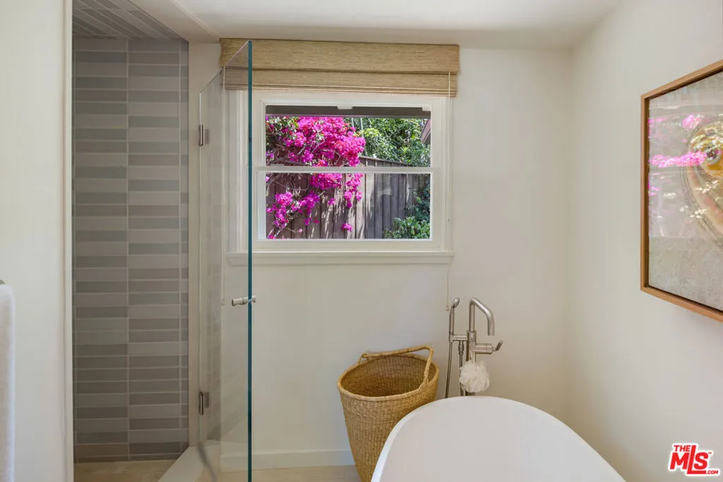 Los Angeles, California 90049, United States, 4 Bedrooms Bedrooms, ,3 BathroomsBathrooms,Residential,Active,179563