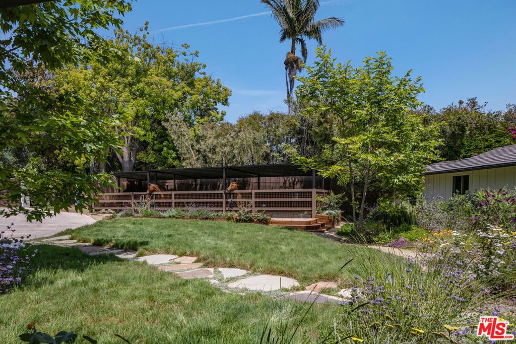 Photo of 13214 Riviera Ranch Road, Los Angeles, CA 90049 (MLS # 25555497)