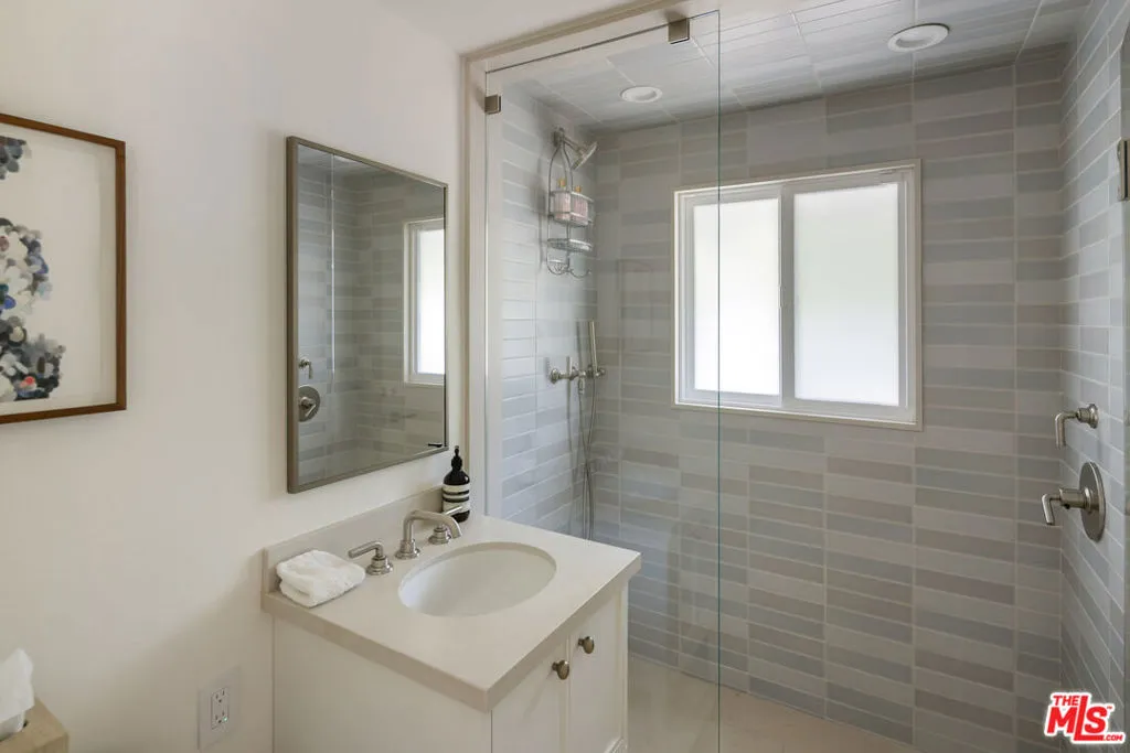 Los Angeles, California 90049, United States, 4 Bedrooms Bedrooms, ,3 BathroomsBathrooms,Residential,Active,179563