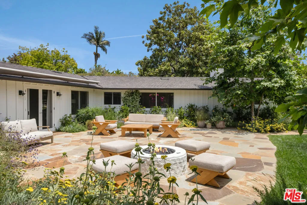 Los Angeles, California 90049, United States, 4 Bedrooms Bedrooms, ,3 BathroomsBathrooms,Residential,Active,179563