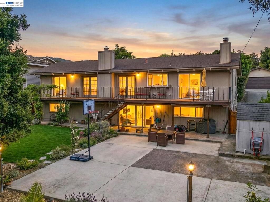 Photo of 16 Valley view Ct Ct, El Sobrante, CA 94803 (MLS # 41130436)