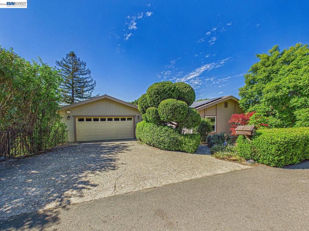 Photo of 16 Valley view Ct Ct, El Sobrante, CA 94803 (MLS # 41130436)