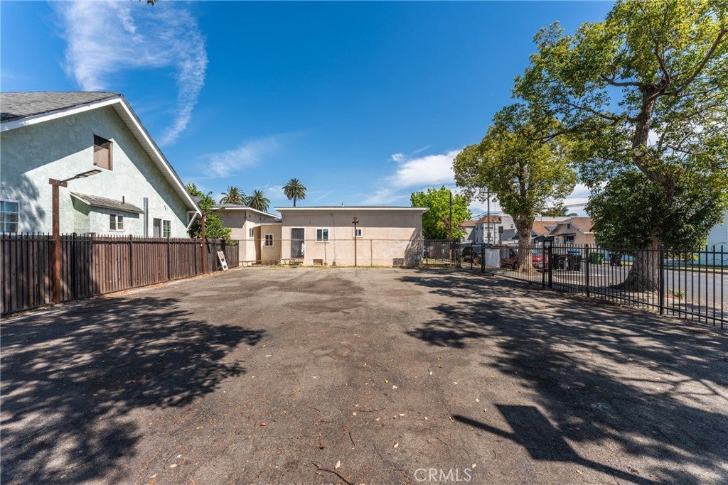 951 W 42nd