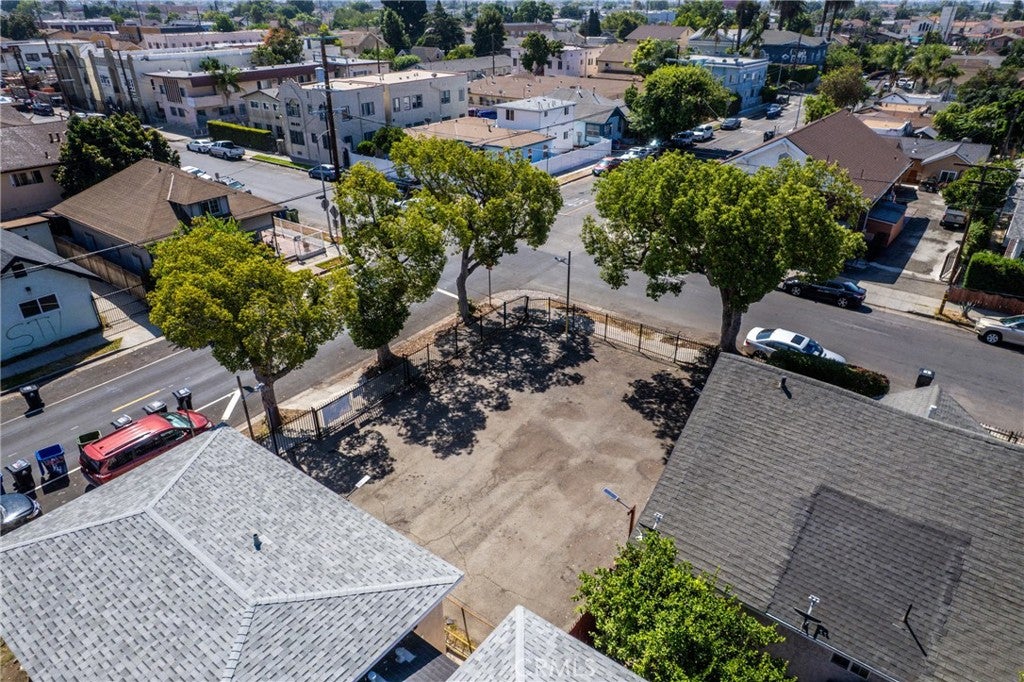 951 W 42nd
