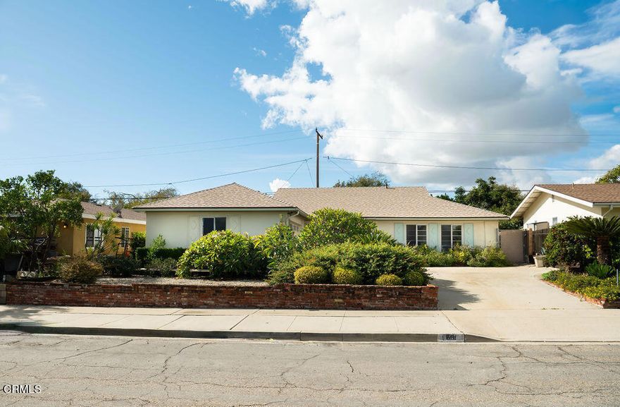 4 bedroom home with 2.5 bathrooms located in well established East Ventura Neighborhood! Complete with updated kitchen, bathrooms, and 2 car garage.Utilities not included- tenant responsible for water/sewer, electric, gas, and trash, etc.