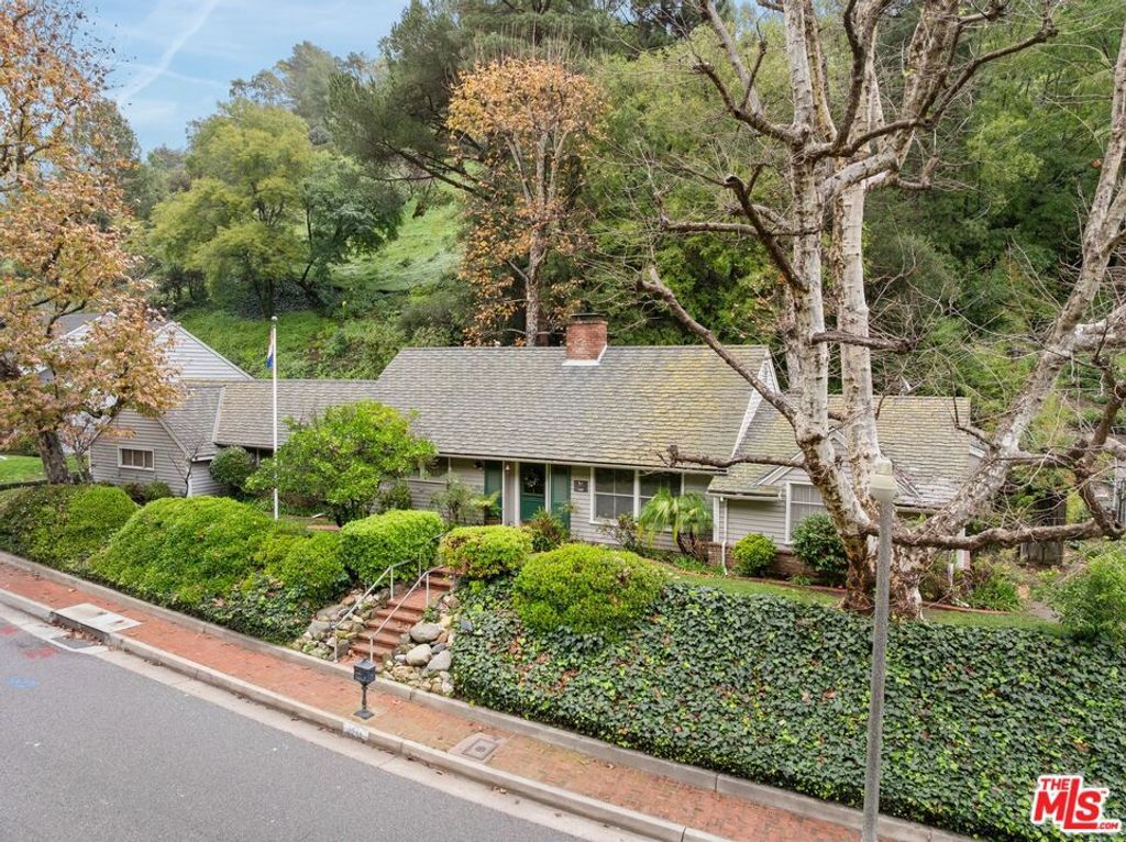 Photo of 1444 Roscomare Road, Los Angeles, CA 90077 (MLS # 26633481)