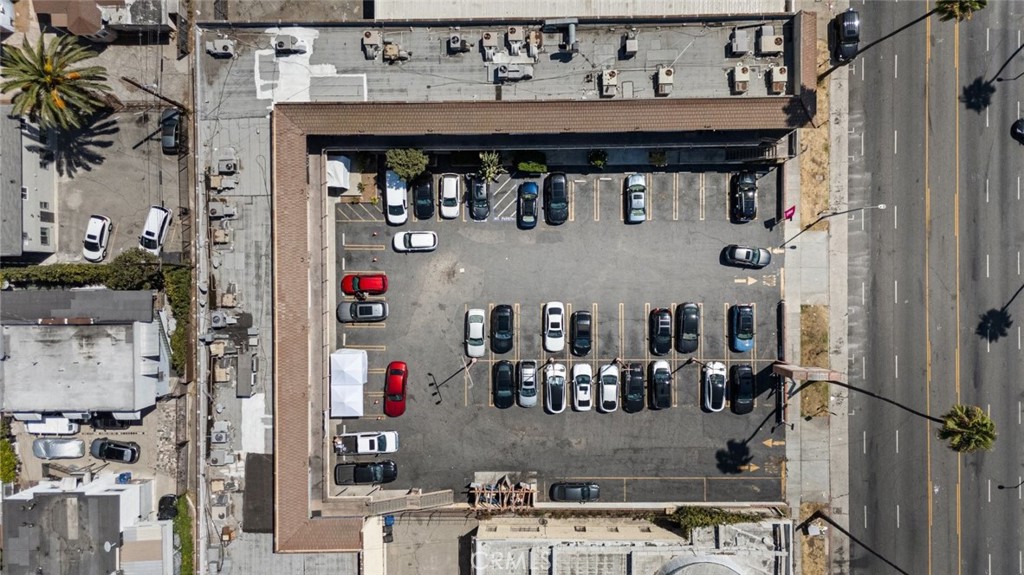 Don't miss this excellent opportunity to own an established smoke shop in the heart of Los Angeles. Situated on iconic Sunset Boulevard, this 700 sq ft retail space benefits from heavy foot and vehicle traffic daily, offering maximum exposure in one of LA's busiest commercial corridors.
The shop is located in a prime, high-visibility area surrounded by restaurants, convenience stores, and nightlife, drawing in both local customers and tourists alike. With steady traction from walk-ins and drive-by traffic, this location offers great potential for continued growth.
Whether you're looking to take over an existing business or bring your own concept to life, this is a rare chance to secure a spot in a sought-after LA location. Schedule a showing today and explore the possibilities.