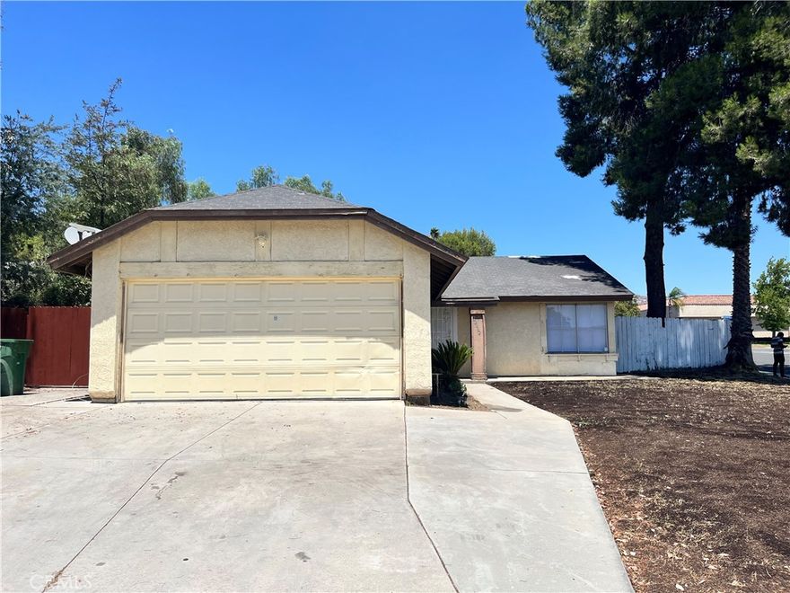 Cozy single story corner home, north of the 60 freeway in Moreno Valley, with 3 bedrooms, 2 baths and 2 car garage.  House is 1,080 square feet on an 8,276 square foot lot.  Great starter home or investment.