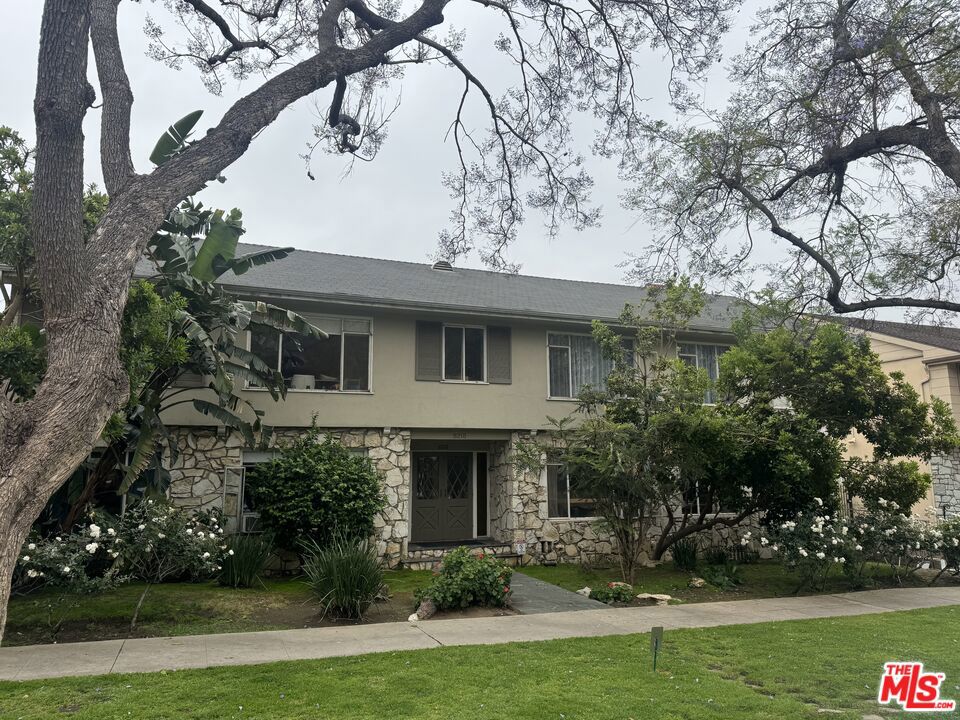 8218 De Longpre Avenue