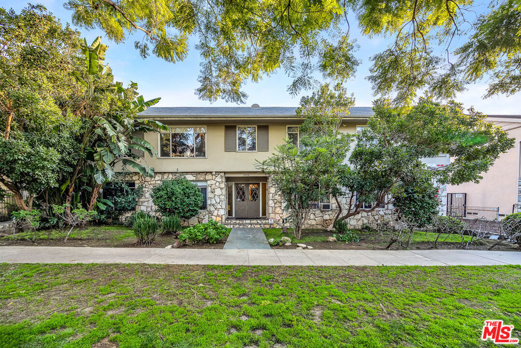 8218 De Longpre Avenue