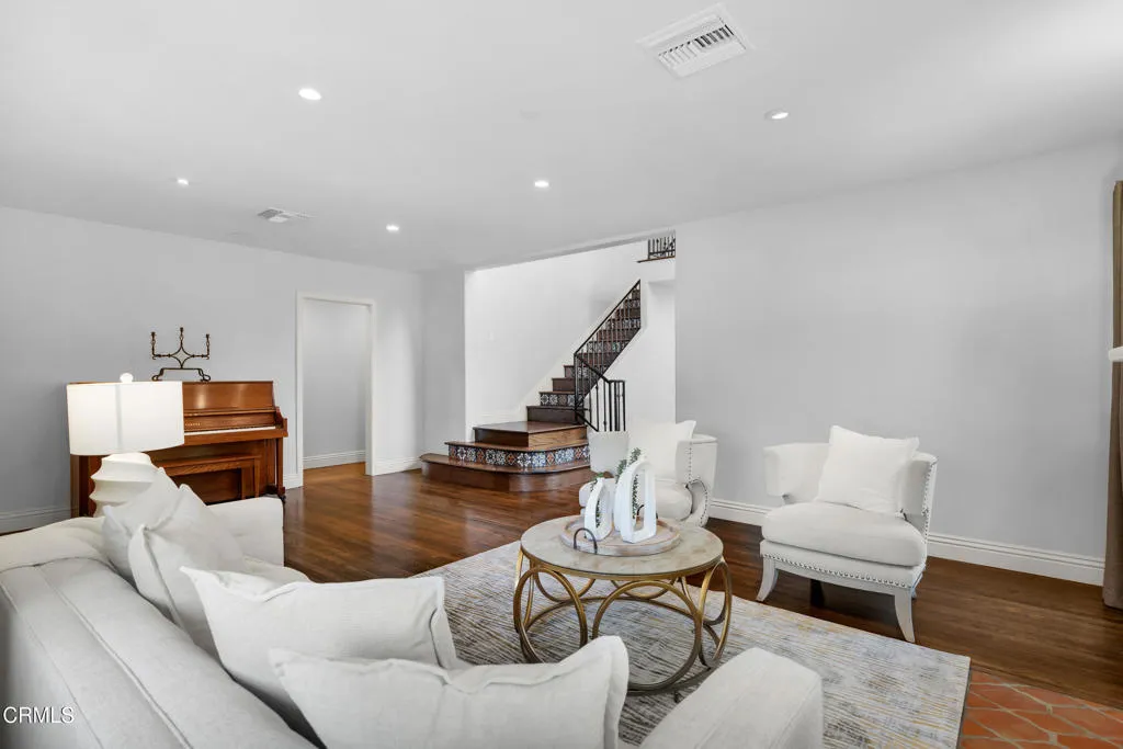 Monrovia, California 91016, United States, 4 Bedrooms Bedrooms, ,5 BathroomsBathrooms,Residential,Active,147444