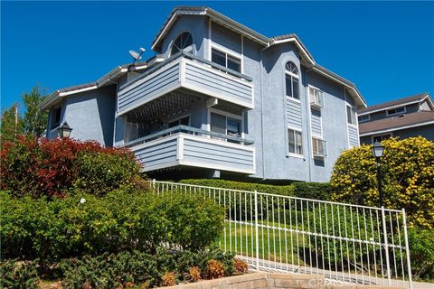 Photo of 26961 Rainbow Glen Dr #735, Canyon Country, CA 91351 (MLS # SR26022299)