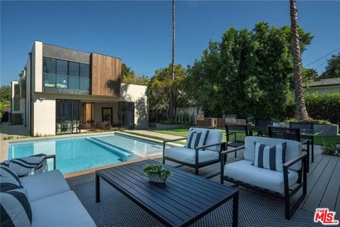 Photo of 4939 Petit Avenue, Encino, CA 91436 (MLS # 26833961)