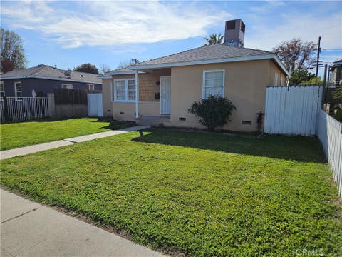 Photo of 6907 White Oak Ave, Reseda, CA 91335 (MLS # SR26121521)