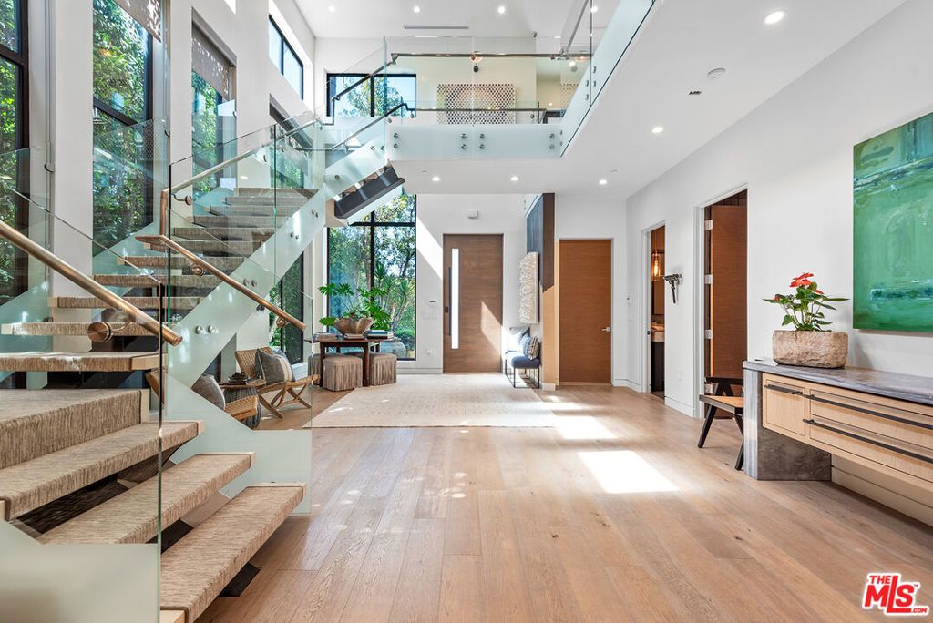 Photo of 346 N Laurel Avenue, Los Angeles, CA 90048 (MLS # 26759067)