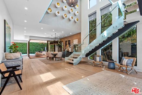 Photo of 346 N Laurel Avenue, Los Angeles, CA 90048 (MLS # 26759067)