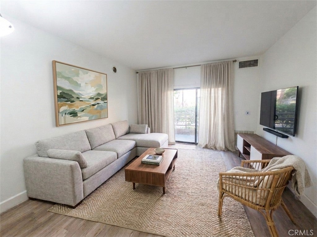 6815 Remmet AVE 109, Canoga Park CA 91303
