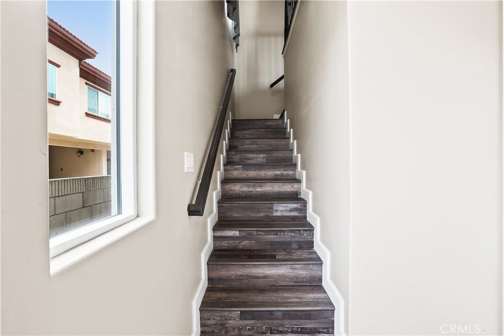 Don’t miss this beautifully maintained 2 bed, 2 bath townhome with an attached 2-car garage. As an end unit, it offers extra privacy, natural light, and a spacious feel. Located in the heart of a prime neighborhood, you’ll be within walking distance to supermarkets, popular restaurants, and shopping. A rare opportunity in a sought-after area!