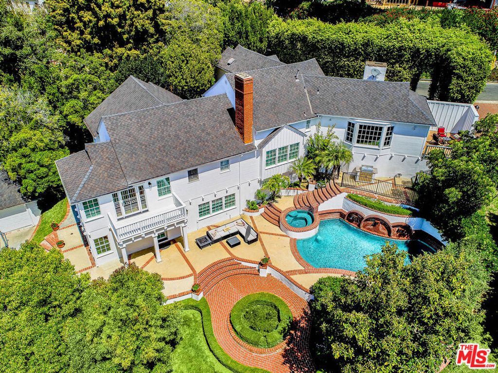 Photo of 657 N Saltair Avenue, Los Angeles, CA 90049 (MLS # 25606435)