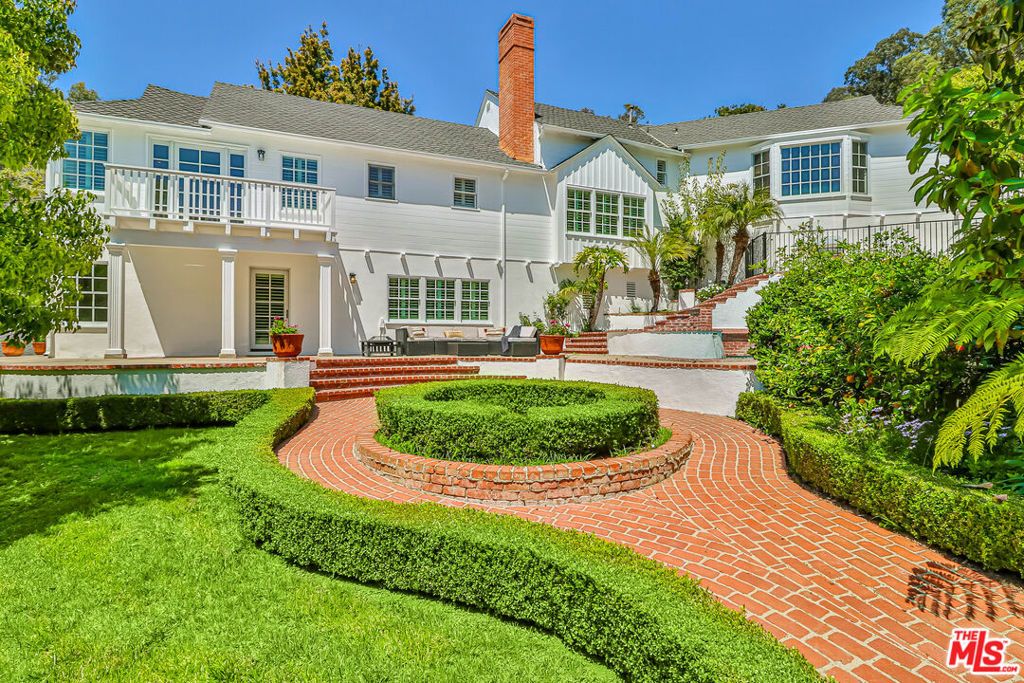 Photo of 657 N Saltair Avenue, Los Angeles, CA 90049 (MLS # 25606435)