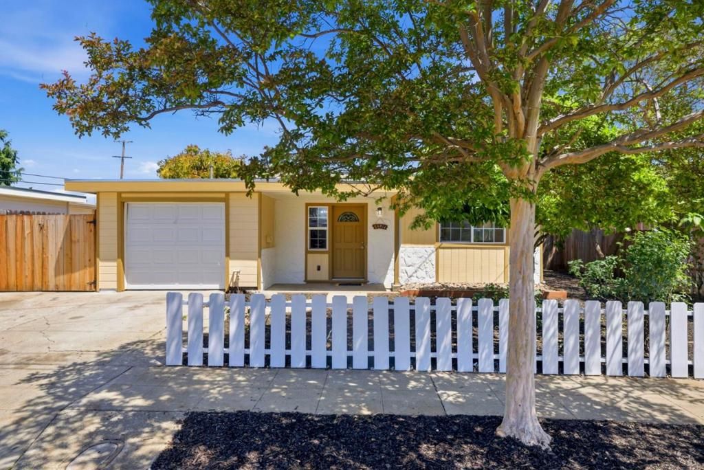 Photo of 24914 Thomas Avenue, Hayward, CA 94544 (MLS # ML82044888)