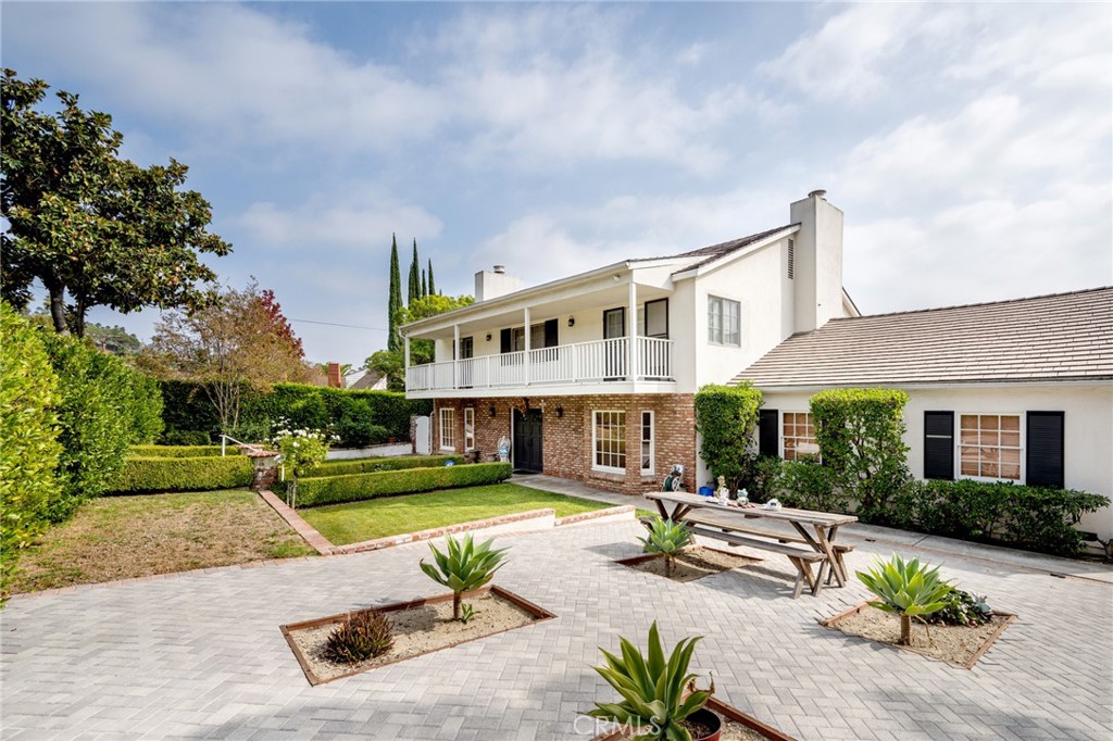 Properties 1 222 W Kenneth
