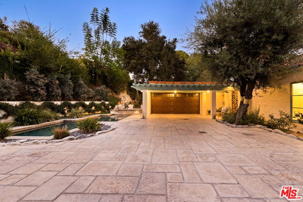1395 Inverness Drive