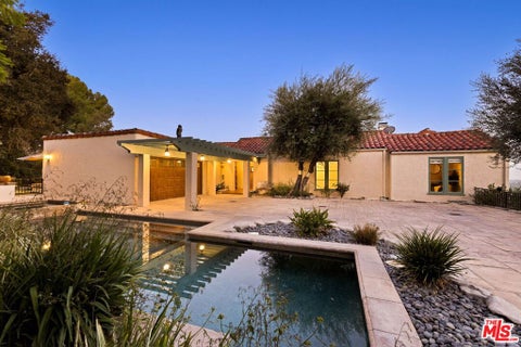 Photo of 1395 Inverness Drive, Pasadena, CA 91103 (MLS # 26988295)