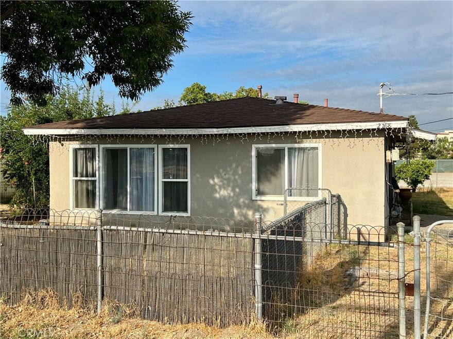 For Lease in San Bernardino: 2 Bed/1 bath, approximately 1128 square feet single family residential within the chain linked fence.  The lease does not include the vacant land behind the house.  This house is located south of the 10 Freeway with quick access to the I-215 and I-210 Freeway Interchange. Close to Loma Linda University, VA Hospital and Redlands. Tucked away in a commercial zone on a cul-de-sac bordering the Rock Church.  Bonus room that can be used as family room or third bedroom. The house is grandfathered in on the commercial lot.  This property on approximately 21,560 square feet is consider for sale at $580,000.