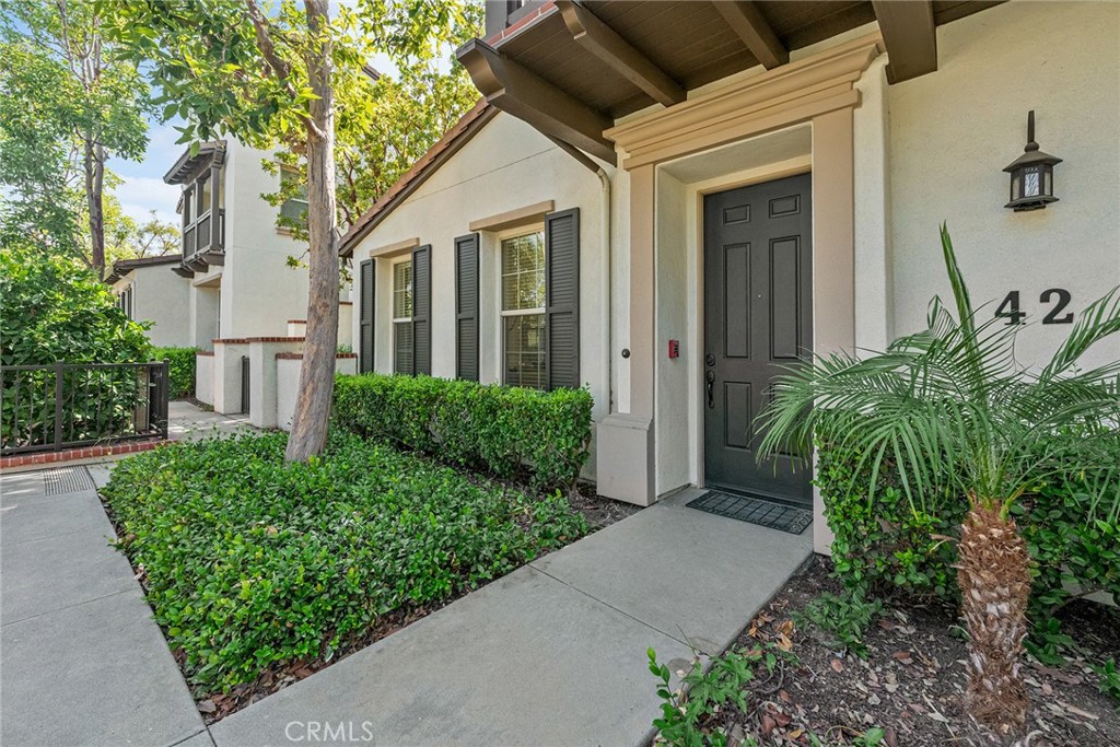 Fully Remodeled End Unit in Woodbury – Single-Level Luxury Living! Step into this beautifully renovated, light-filled end unit in the highly sought-after Woodbury community. Every detail has been thoughtfully updated, offering a fresh, modern aesthetic throughout. The spacious entry leads to an open-concept kitchen featuring sleek white cabinetry, a breakfast bar perfect for casual dining, and seamless flow into the living area. The expansive primary suite includes a walk-in closet and a serene retreat-like atmosphere. Guests will appreciate the stylish half bath, and the full laundry area with side-by-side washer and dryer adds everyday convenience. Enjoy year-round comfort with central air conditioning, plus peace of mind thanks to a newer furnace and water heater. An attached one-car garage provides secure parking and extra storage. Located just minutes from Woodbury Elementary, this resort-style community offers 7 pools, spas, gardens, BBQ areas, and courts for volleyball, basketball, tennis, and more.