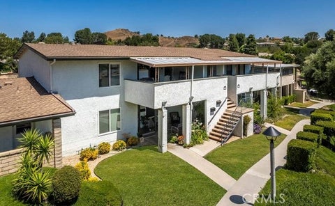 Photo of 19716 Avenue Of The Oaks, Newhall, CA 91321 (MLS # SR26225355)