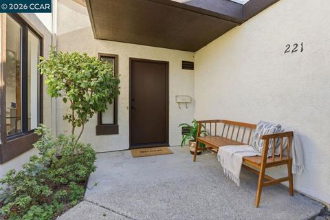 Photo of 221 Tangerine Ct Ct, San Ramon, CA 94583 (MLS # 41128415)