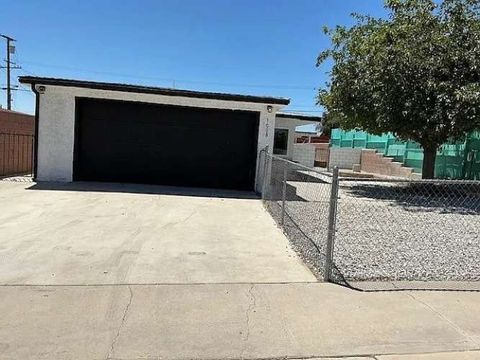 Photo of 1008 E Elizabeth Street, Barstow, CA 92311 (MLS # FR26100100)