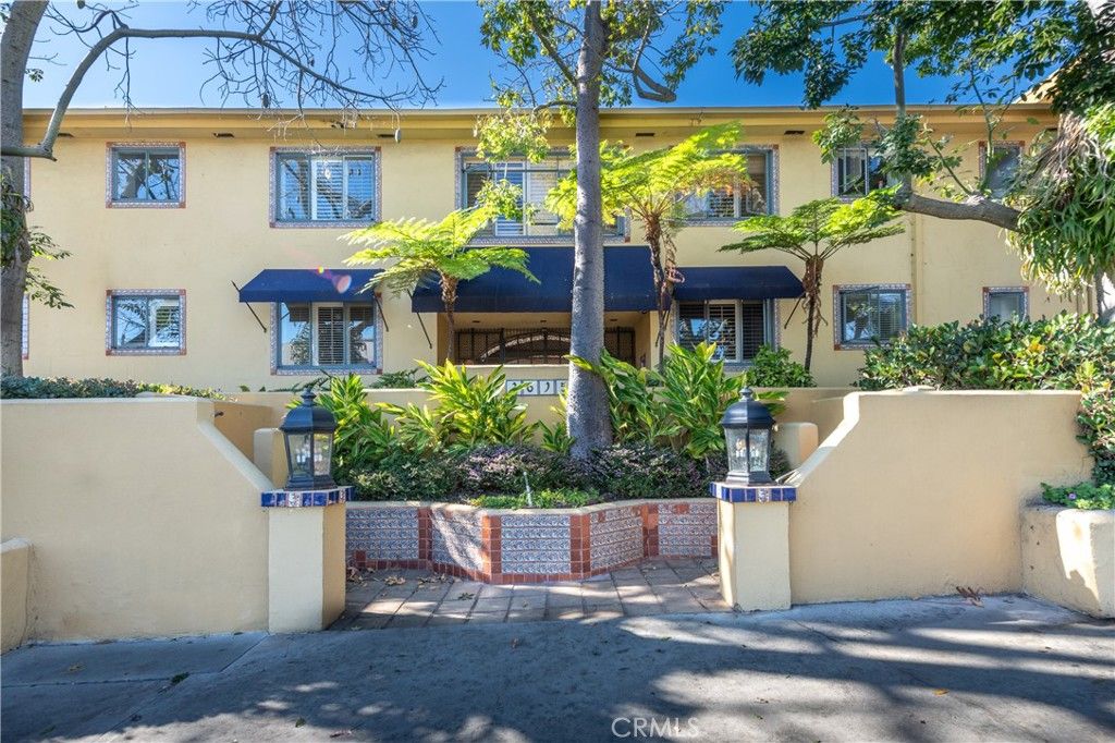 Photo of 1615 N Laurel Avenue #203, Los Angeles, CA 90046 (MLS # SR26006523)