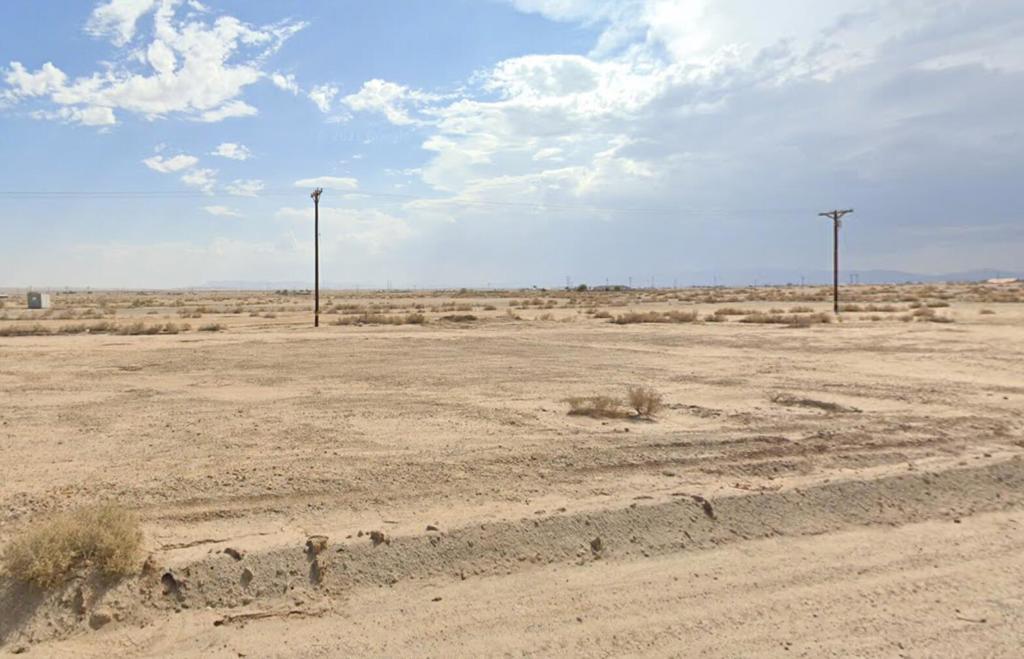 Exceptional Investment Opportunity in Lithium Valley by the Salton Sea!Seize this incredible chance to invest in a residential lot in the heart of the rapidly growing Lithium Valley, located near the scenic shores of the Salton Sea. This area is poised for growth and development, making it the perfect spot for forward-thinking investors. Whether you're planning to build or hold for future appreciation, this lot offers endless potential.Don't miss out on the opportunity to be part of the next big thing in California real estate!