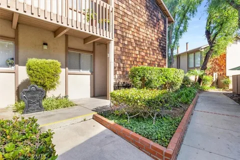1044 Cabrillo Park Unit B, Santa Ana, CA 92701 - MLS#: PW25254038