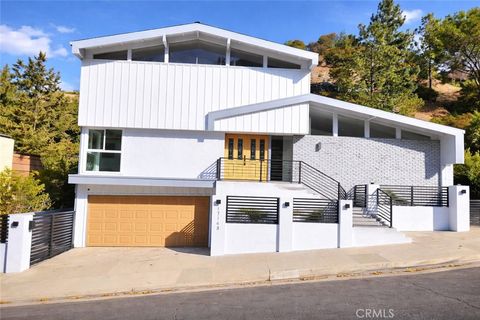 Photo of 17148 Escalon Dr, Encino, CA 91436 (MLS # SR26040939)